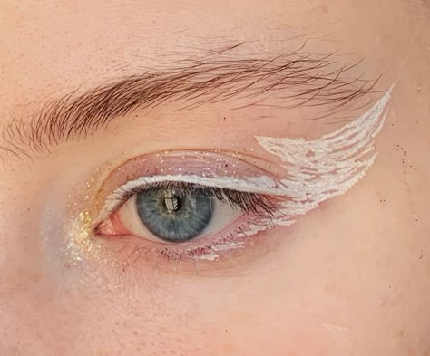 #eyes Angel Wing Eyeliner, Angel Wings Eyeliner, Wing Eyeliner, Jules Vaughn, Artsy Makeup, Winged Eyeliner Tutorial, Pretty Makeup Looks, Cool Makeup Looks, How To Apply Eyeliner