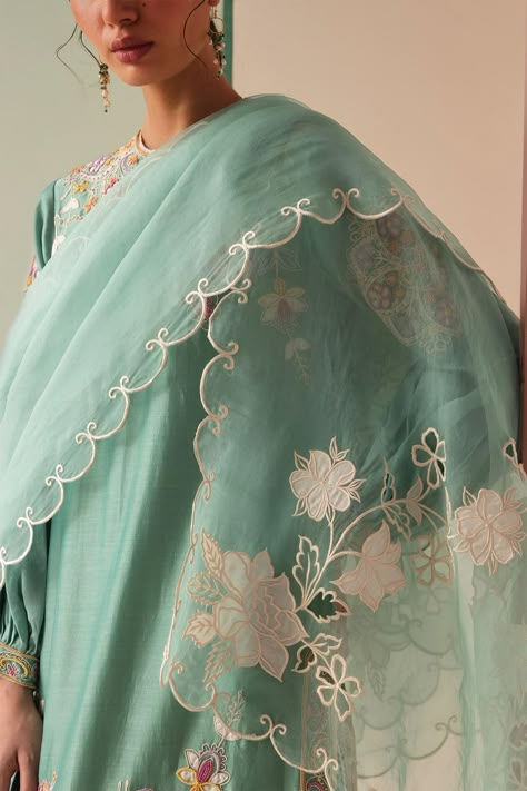 Buy Chandrima Green Silk Organza Mughal Bloom Applique And Cut Work Dupatta Online | Aza Fashions Duppattas Designs Ideas, Dupatta Designs, Dupatta Design, Embroidery Fashion Detail, Flower Machine Embroidery Designs, Machine Work, Cutwork Embroidery, Embroidery Suits Design, Beautiful Dress Designs