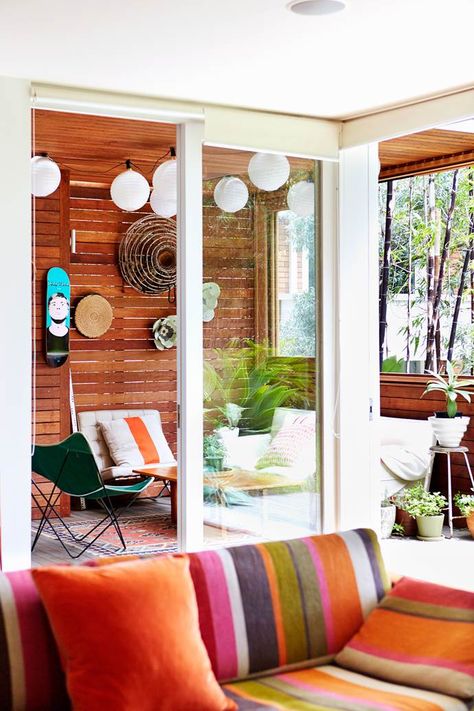 Hawaii Living Room, Mid Century Beach House, Surf Cottage, Colorful Beach House, Retro Beach House, Beach Shacks, Australian House, Granny Flats, Houses Plans