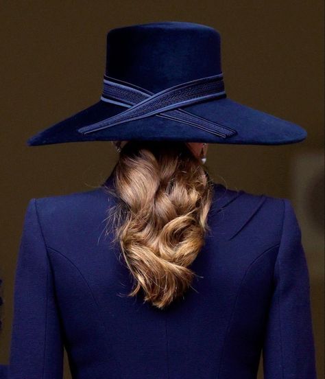 Prince William Hair, Remembrance Day Wreath, Kate Middleton Hats, Chic Ponytail, Kate Middleton News, Kate Middleton Hair, Prins William, Royal Beauty, Philip Treacy