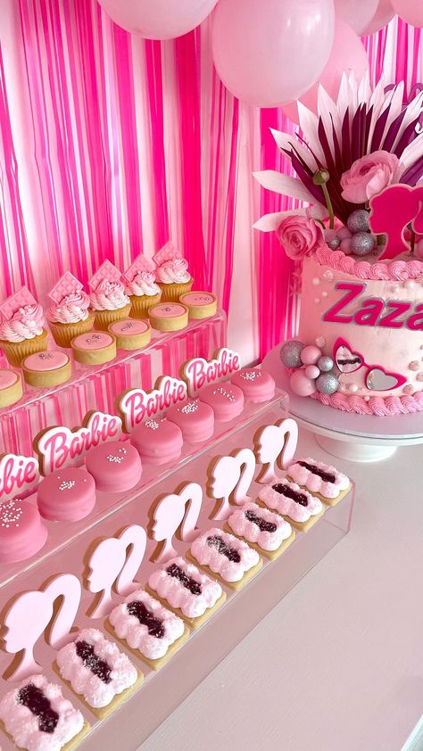 Happy 5th Birthday Zaza 💗 Sorry Margot Robbie couldn’t come to your party but i think this looked pretty cool!! Cookies & sweets… | Instagram Cool Cookies, Brunch Looks, Barbie Pool, Barbie Bday, Barbie Pool Party, Birthday Barbie, Candy Tables, Barbie Gifts, Sweet Tables