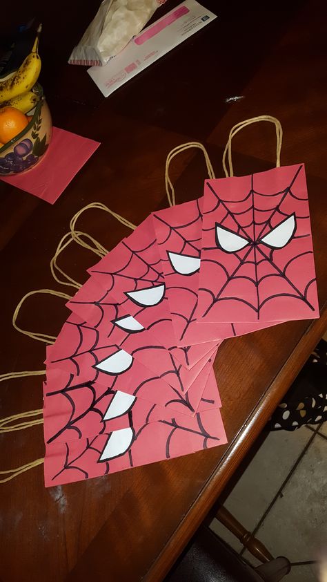 Spider Man Loot Bags, Spiderman Treat Bags, Spider Man Treat Bags, Spider Man Candy Bags Ideas, Spider Man Goodie Bags, Spiderman Goodie Bags Diy, Spider Man Party Bags, Spiderman Birthday Decorations Ideas, Spiderman Loot Bag Ideas