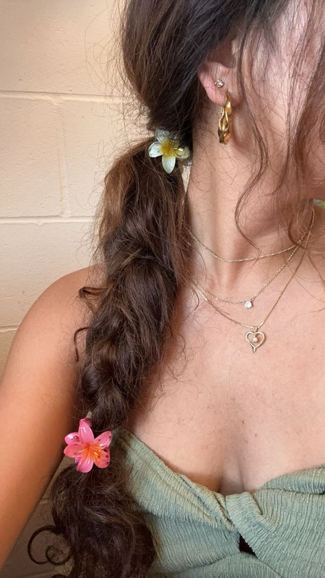 #hair #flowers #braids #hairstyle Flower Braided Hair, Mini Flower Hair Clips Hairstyles, Mini Flower Claw Clip Hairstyles, Mini Flower Clips Hairstyles, Mini Flower Clips, Flower Braid Hair, Hair Clip Hairstyles, Mini Clips, Flower Braids