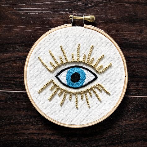 Evil Eye Hand, Evil Eye Art, Embroidered Hoop, Motifs Perler, Hand Embroidery Art, Embroidery Jewelry, Hand Embroidery Design, Embroidery Hoop Art, Embroidery Craft