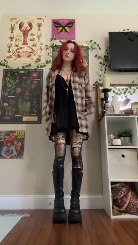 Loose Grunge Outfit, Styling Flannels, How To Style Flannel, Simple Grunge Outfits, Outfit With Flannel, Plaid Flannel Outfit, 90s Fashion Women 1990s, Grunge Alternative Fashion, Long Sleeve Dress Outfit