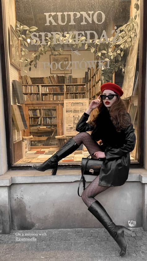 Red Barrett Outfit, Parisian Fashion Aesthetic, A Touch Of Red Outfit, Vintage French Outfit, Berets Outfit, French Woman Fashion, How To Style Beret, 1960s Inspired Outfits, Red Beret Outfit