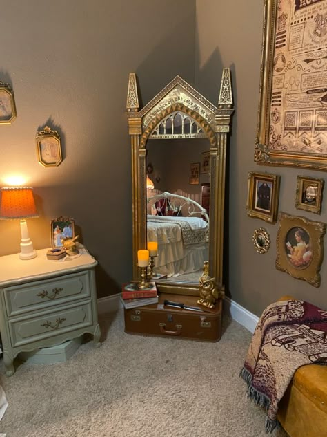 Chic Harry Potter Bedroom, Harry Potter Themed Home Library, Harry Potter Light Fixture, Hogwarts Inspired Bedroom, Harry Potter Living Room Aesthetic, Modern Harry Potter Room, Prefect Bathrooms Harry Potter, Hermione Granger Bedroom Ideas, Lit Harry Potter