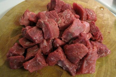 Your dog needs a break from dry kibble now and then - so boring! And that's when this super simple homemade beef stew recipe for dogs comes in handy. Dog Food Diy, Homemade Beef Stew Recipes, Diy Dog Food, Homemade Beef Stew, Dog Needs, Beef Stew Meat, Natural Dog Food, Raw Dog Food Recipes, Stew Meat