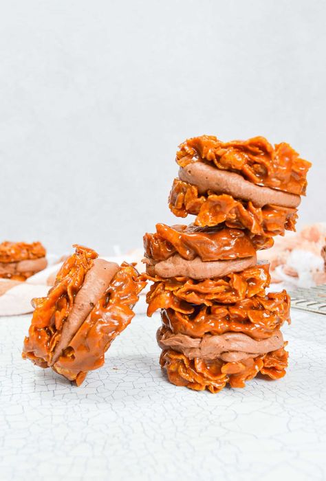 Caramel Cornflake Cookie Sandwiches Salted Caramel Cornflake Sandwich, Caramel Cornflakes Recipes, Caramel Cornflake Brownies, Cake Sandwich Ideas, Cornflake Recipes, Cornflakes Cookies, Cornflake Cookies, Cookie Sandwich, Cookie Sandwiches