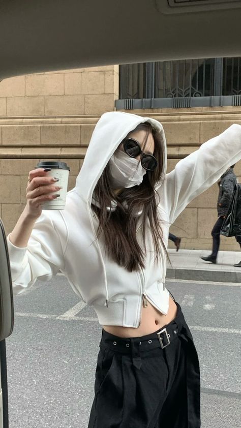 Hoodie Korean Outfit, How To Choose Sunglasses, Aesthetic Couple, Ulzzang Fashion, Essential Items, Kpop Fashion Outfits, 가을 패션, Sunglasses For Women, Insta Photo Ideas