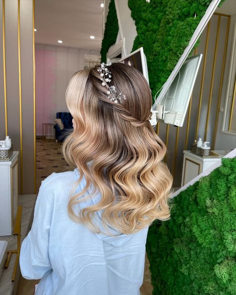 Prom Hair With Headband, Prom Hairstyles With Headband, Bride Hair Tiara, Hollywood Waves With Tiara, Curled Hair With Pearl Headband, Hollywood Curls With Headband, Hairstyles With Tiara, Pulled Back Wedding Hair, Hollywood Waves Wedding Tiara