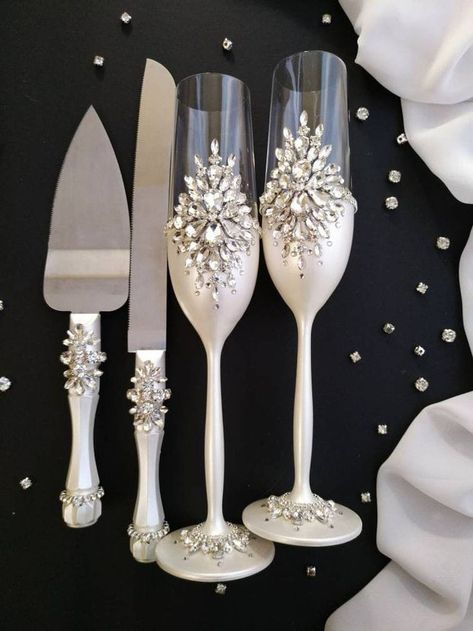 Glasses decorations ideas Wedding Cake Pearls, Wedding Cake Server Set, Pearl Cake, Wedding Toasting Glasses, Wedding Wine Glasses, Crystal Cake, Wedding Cake Server, Cake Servers, Cake Server Sets