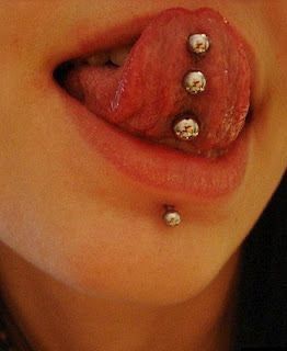 Tongue Piercing Ideas, Body Modification Piercings, Mouth Piercings, Double Tongue Piercing, Face Piercings, Cool Piercings, Cute Piercings, Facial Piercings, Piercings Unique