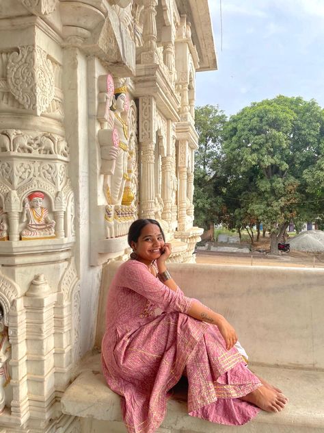 Mandir Photoshoot Ideas, Photo Poses In Temple, Temple Outfit Indian, Temple Poses, Ethnic Poses, Haridwar Rishikesh, Vrindavan Photography, Prem Mandir, Vrindavan Dham