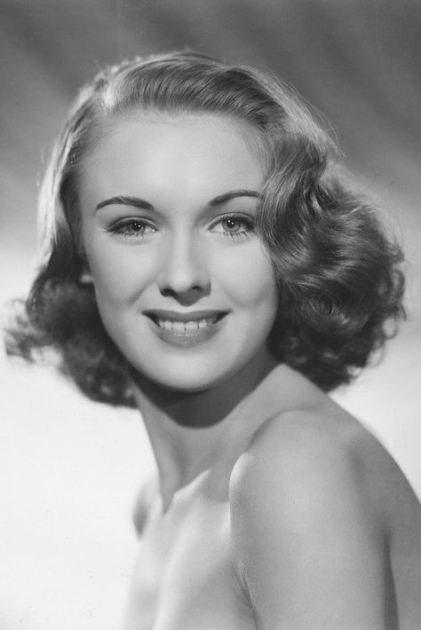 Susan Shaw Black White Photography Vintage, Famous Veterans, Susan Shaw, Vintage Actresses, Classic Film Stars, Hollywood Vintage, 1940s Hairstyles, Famous Photos, Movie Magazine