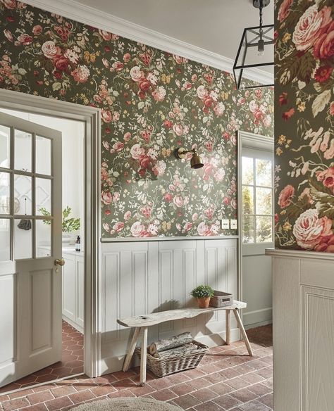 Sanderson Design Group USA (@sandersondesigngroupusa) • Instagram photos and videos Sage Honey, Tudor Farmhouse, Honey Wallpaper, Baños Shabby Chic, Park Wallpaper, Large Scale Floral, Interior Wallpaper, Wallpaper Direct, Design Del Prodotto