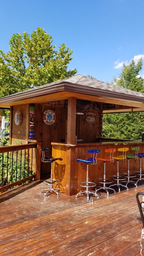 Our tiki bar / cabana we built by our pool with bathroom and changing area Backyard Bar Ideas, Pallet Patio Decks, Outdoor Bar Ideas, Pool House Shed, Outdoor Tiki Bar, Diy Outdoor Bar, Bar Shed, Outside Bars, Bar Exterior