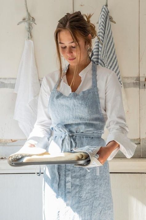 Baking Photography, Unisex Looks, Girl Cooking, Food Photography Inspiration, Chef Life, Branding Photoshoot, Pastry Chef, Branding Photos, Linen Apron