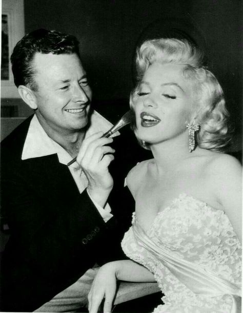 Marilyn and her makeup artist/best friend Marilyn Monroe Marriages, Marilyn Monroe Old, Marilyn Monroe Life, Body Noir, Gentlemen Prefer Blondes, Joe Dimaggio, Jean Harlow, Lauren Bacall, Marilyn Monroe Photos