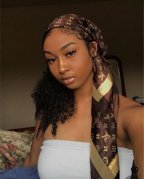 Louis Vuitton Scarves for the summer #louisvuitton #louisvuittonmonogram #scarves Christian Veils, Headwrap Hairstyles, Cabello Afro Natural, Louis Vuitton Scarf, Hair Wrap Scarf, Hair Scarf Styles, Mode Turban, Head Scarf Styles, Bandana Hairstyles