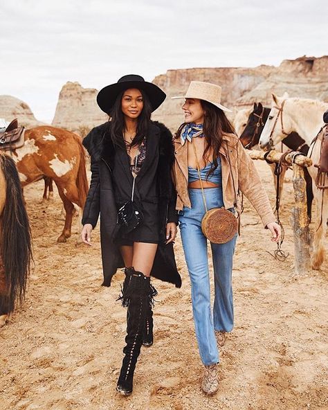 The 15 Freshest Ways to Wear a Bandana, According to Instagram via @WhoWhatWearUK Ways To Wear A Bandana, Cowgirl Style Outfits, Modern Cowgirl, Fest Outfits, Wilde Westen, Looks Country, Western Style Outfits, Western Outfits Women, Cowboy Outfits