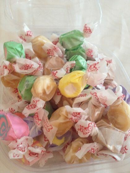 Easy Taffy Recipe, Salt Water Taffy Recipe, Baking With Grandma, Taffy Recipe, Home Made Candy, Saltwater Taffy, Homemade Recipe Books, Healthy Candy, Fudge Candy