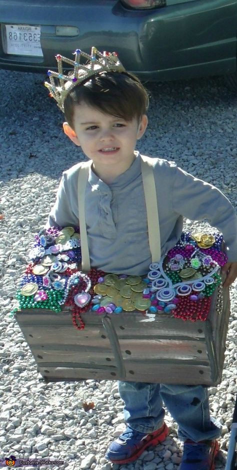 Yvone: This is my son Drexel he was a treasure chest for halloween this year. He loved making with me just as much as he love wearing it!. Treasure Chest Halloween Costume, Diy Treasure Chest Costume, Treasure Chest Costume Diy, Treasure Chest Costume, Treasure Costume, Bookweek Costumes, Sam Halloween, Under The Sea Costumes, Homemade Costumes For Kids