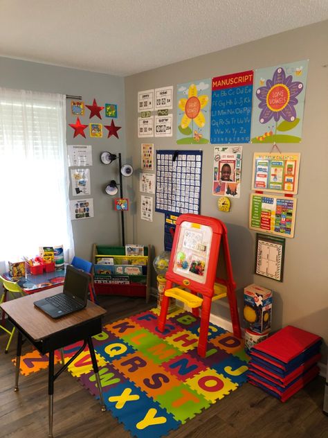 Daycare Ideas Room Classroom Setup, Learning Room Ideas, Home School Setup, Learning Corner At Home Toddler, Daycare Rooms Setup Small Spaces, Small Home Daycare Setup, Homeschool Classroom Setup, Home Daycare Rooms, Daycare Room Ideas