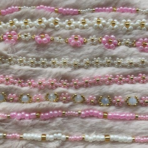 Seed Bead Bracelet Designs, Pink Seed Bead Bracelet, Aesthetic Crafts, Pink Bracelets, Pink Beaded Bracelets, Bead Crafts Diy, Handmade Friendship Bracelets, Preppy Jewelry, Bracelet Craft Diy