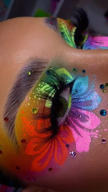 Alexandra S Siderman on Instagram: "🌺🌈✨ HIBISCUS PUNCH✨🌈🌺 POV you see me at the grocery store in this look. Tropical hibiscus fantasy has me ready for spring already 🌸 inspired by the queen @juliaproencamakeup 🩷 ✨ SPARKLE @bellabeautebar Pigments (Sunset Rose, Blue Star, Archangel, Green Wizard) *USE CODE “Lexilalamakeup” FOR 💰 OFF* ✨ 🌺 @rudecosmetics Mentos Palette & Splashy Liner (Rayon) 🌈 @bellabeautebar X @brittanyhuffman_ @elliestarr_makeup Best Mattes Palette *USE CODE “Lexilalamakeup” FOR 💰 OFF ✨ @blendbunnycosmetics Lure Palette 🌺 @sugarpill Shadow (Buttercupcake) 🌈 @citycolorcosmetics Canvas Base (Sky) ✨ @plouise_makeup_academy Paint (Limelite & Ibiza) 🌺 @officialbloodlinebeauty Brighten Your Soul Palette 🌈 @chaoticcosmetics Pastel Hazard Palette ✨ @lillylashes Lashe Moana Eye Makeup, Two Tone Makeup, Sunset Inspired Makeup, Hawaii Makeup Look, Hawaiian Makeup Look, Hibiscus Makeup, Tropical Makeup Look, Sunset Makeup Looks, Weird Makeup Looks