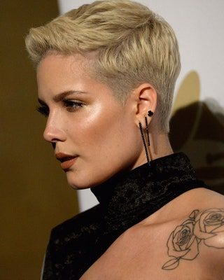 Short Sides Long Top Hair Women Black, Halsey Short Hair, Pixie Cut Back, Blond Pixie, Celebrity Pixie Cut, Super Short Pixie, Pixie Cut With Undercut, Super Short Hair, Best Pixie Cuts