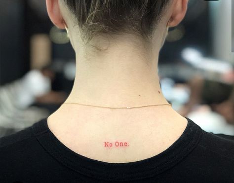 Maisie Williams "no one" tattoo Game of Thrones Tattoos Red Ink, Inspiring Quote Tattoos, Game Of Thrones Tattoo, Back Of Shoulder Tattoo, Red Ink Tattoos, Steal Her Style, Gaming Tattoo, Red Tattoos, Aesthetic Tattoo