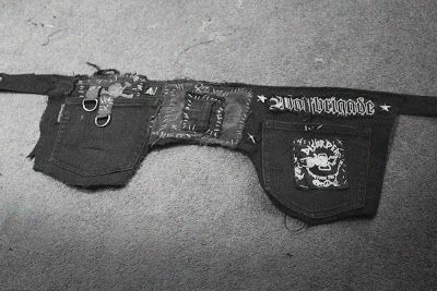 Vague: Punk Utility Belts Punk Utility Belt Diy, Punk Sewing Projects, Crust Punk Diy, Utility Belt Diy, Punk Bag Diy, Punk Utility Belt, Diy Punk Accessories, Diy Tool Belt, Punk Sewing