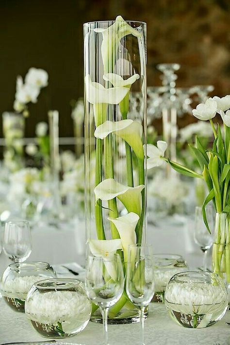 Calla Lillies Centerpieces, Calla Lily Wedding Centerpiece, Calla Lillies Wedding, Calla Lily Centerpieces, Lily Centerpieces, Black And White Wedding Theme, Floating Candle Centerpieces, Calla Lily Wedding, Reception Table Decorations