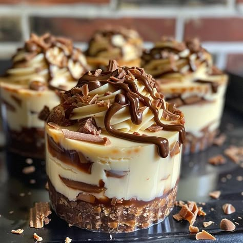 Recipes tower Recipes Tower, Summer Cheesecake Recipes, Pretty Pastry, Cheesecake Factory Recipes, Chocolate Bowls, Mini Dessert Recipes, Chocolate Chip Cheesecake, Gourmet Cupcakes, Best Sweets