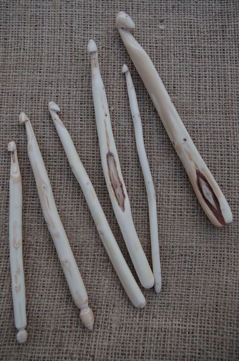 nature Hand Carved Crochet Hooks, Woodworking Joinery, Diy Holz, Woodworking Workshop, Woodworking Jigs, Wood Working For Beginners, Woodworking Furniture, Fine Woodworking, Whittling