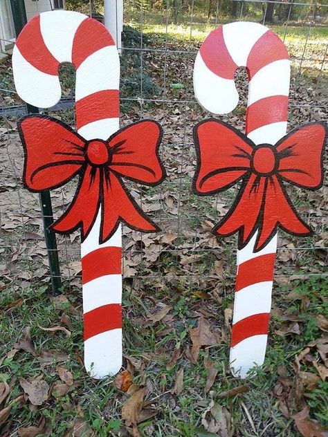 Christmas Yard Decorations Diy, Yard Decorations Diy, Outdoor Christmas Displays, Christmas Decor Outdoor, Diy Christmas Yard Decorations, Vintage Kitchen Gadgets, Whoville Christmas, Wood Yard Art, Home Organization Ideas