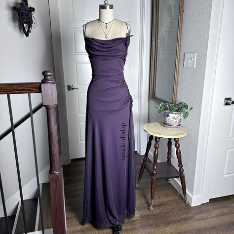 Vintage early 2000s 90s dark purple sheer mesh overlay semi formal to formal prom dress in excellent condition, layered ruffle tiered skirt, body con stretch, beaded flower detail. 

Marked as a size large, would fit about a 10 - 12 

Measurements: taken laying flat relaxed to stretched then stretched max. Chest 17.5”-20”, waist 14-16.5”, hips 17”-19.5”, length 59”. Dress had to be pulled back on the mannequin, fabric has stretch. 

Condition: excellent, there are a few very small snags 

Please expect minor wear on all vintage items unless marked as nwt or like new.  


#promdress #prom #vintagepromdress #formaldress #2000sprdress grad blondie nites graduation semi formal dance winter Vampy gothic Semi Formal Dance, Formal Prom Dress, Mesh Overlay, Early 2000s, Dark Purple, Semi Formal, Prom Dress, Prom, Purple