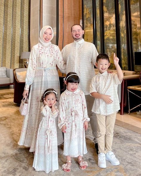 gaya jilbab, model pakaian muslim, dress lebaran simple, pakaian estetika, gamis lebaran 2024, gamis lebaran, baju lebaran 2024 hijab, dress lebaran, desain baju lebaran, outfit lebaran hijab, ootd lebaran, baju kurung malaysia modern, lebaran outfit, Kaftan Lebaran, Lebaran Outfit, Ootd Lebaran, Dress Lebaran, Linen Dress Pattern, Family Photo Studio, Aesthetic Hijab, Ootd Hijab Casual, Dress Kebaya