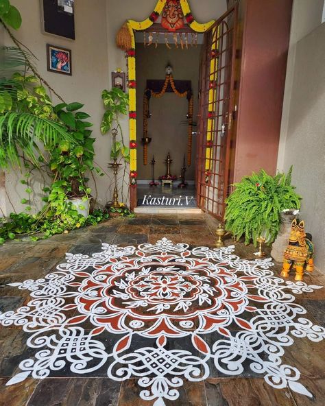 Sanskar Bharti Rangoli Designs, Tulsi Vivah, Rangoli Designs Simple Diwali, Big Rangoli, Rangoli Colours, Simple Flower Design, Rangoli Border, Simple Rangoli Border Designs, Padi Kolam