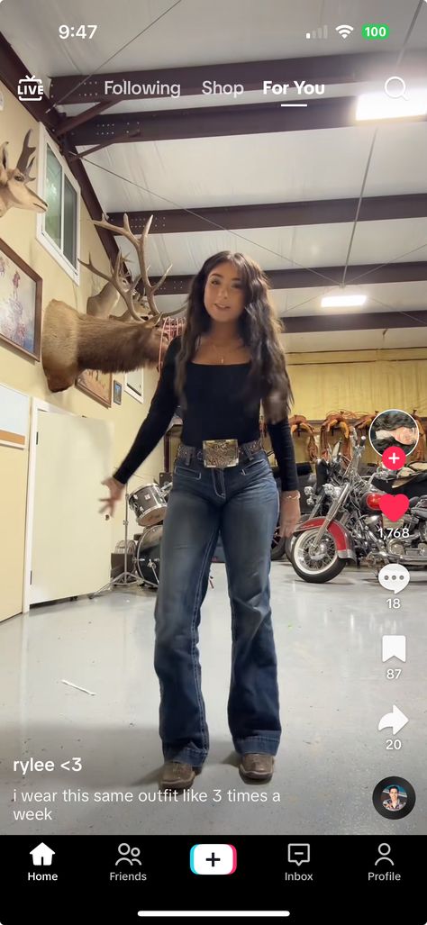 Bootcut Jeans Outfit With Boots Mexican, Thanking Outfits, Cute Outfits For School Western, First Date Outfit Western, Western Outfits Women With Boots, Western Casual Outfits For Women Summer, Black Flares Western Outfit, Jaripeo Winter Outfits, Western Outfits Women Flannel