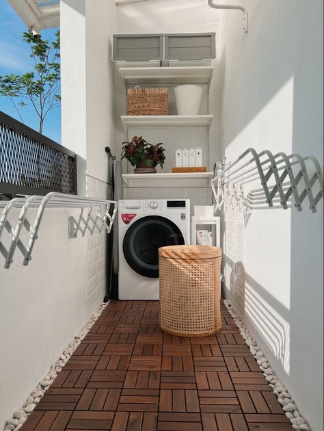 Outdoor Laundry Rooms, Balcon Mic, Design Bad, Stylish Laundry Room, Bilik Air, Desain Pantry, Laundry Room Layouts, Interior Design Your Home, Laundry Design