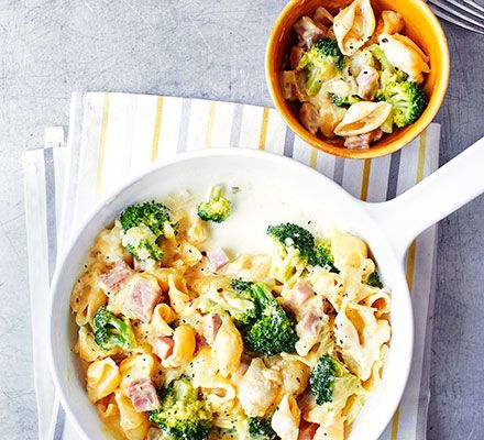 Satisfy your comfort food cravings with this cheap and simple creamy pasta dish with chunks of ham and crunchy veg Simple Creamy Pasta, Ham Broccoli, Recipes Broccoli, Broccoli Pasta Recipe, Cheesy Ham, Pastas Recipes, Creamy Pasta Dishes, Veg Food, Pasta Food