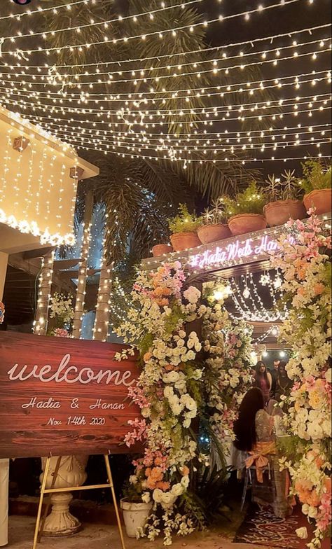 Punjabi Decoration Ideas, Pakistani Baraat Decor, Pakistani Baat Pakki Decor, Mendhi Venue Decor, Pakistani Engagement Decorations At Home, Pakistani Wedding House Decor, Mayun Decor, Pakistani Sangeet Decor, Desi Wedding Aesthetic Mehendi