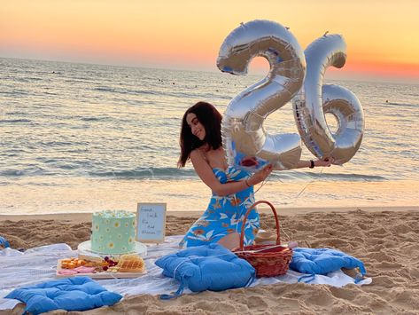 Photoshoot For 19th Birthday, Sunset Beach Picnic Birthday, Birthday Photos On The Beach, 21st Beach Birthday Ideas, Beach Bday Ideas, Beach Pictures Birthday, Birthday In Beach, Beach Birthday Photos, Beach Birthday Shoot