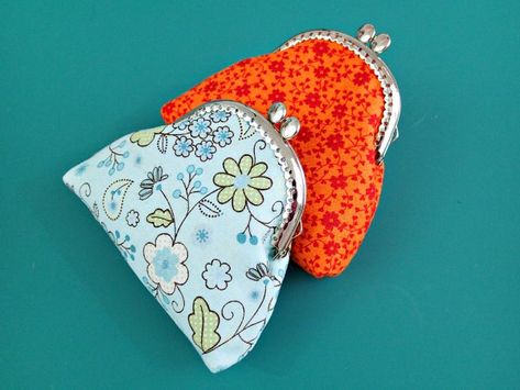 How to sew a coin purse with a sew-in purse frame. Looks easy, quick and love how good it looks in the end. Easy Coin Purse, Homemade Purses, Diy Coin Purse, Coin Purse Pattern, Diy Stocking Stuffers, Diy Stockings, Purse Sewing Patterns, Cute Coin Purse, Purse Tutorial