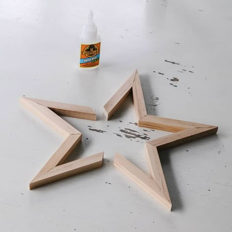 How To Make Wood Stars, Wooden Christmas Tree Star Topper Diy, Rustic Wood Christmas Tree, Diy Wooden Christmas Decor, Diy Wooden Stars Pattern, Wood Stars Diy Rustic Christmas Decor, Wood Stars Diy How To Make, Diy Christmas Wood Projects, Wood Star Tree Topper