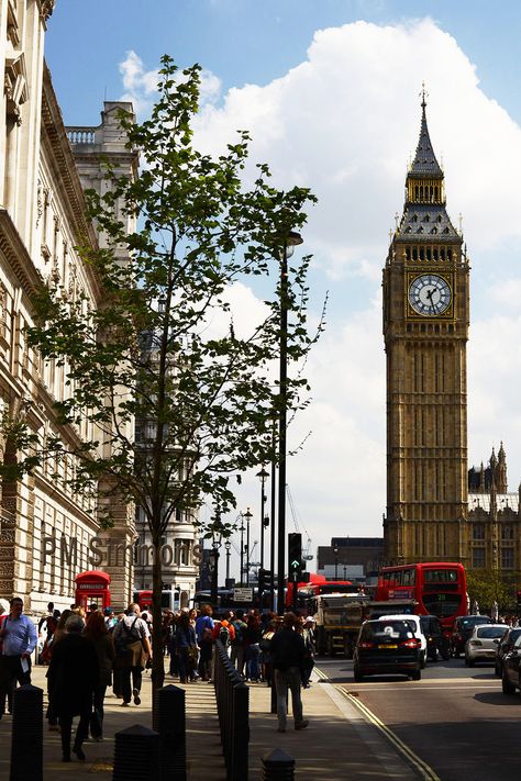 View of a London street with busy traffic, pedestrians, and Big Ben in the background. Busy London Street, London Cityscape, Travel Photography Europe, London Buildings, London Vibes, Busy Street, Walking Street, London Street, Big Ben