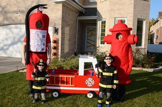 Fight Fire Family Halloween Costumes Diy Fire Hydrant Costume, Firetruck Costume, Fireman Costume, Halloween Costumes Diy Couples, Firefighter Family, Firefighter Costume, Family Halloween Costume, Trunk Or Treat Ideas, Halloween Tutorial