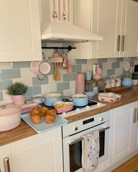 Pink Small Kitchen, Colourful Kitchen Aesthetic, Small Funky Kitchen, Kitchen Ideas Maximalist, Colorful House Aesthetic, Kitchen Pastel Colours, Pastel Kitchen Aesthetic, Kitchen Ideas Cute, Cute Apartment Kitchen